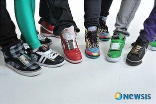 韩国明星穿的旅游鞋,明星同款旅游鞋引领潮流风向标